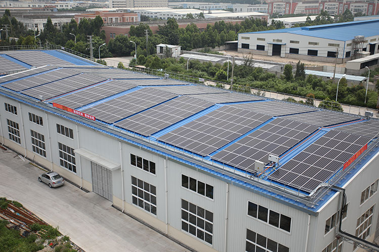 على شبكة محطة للطاقة الشمسية في الصين
